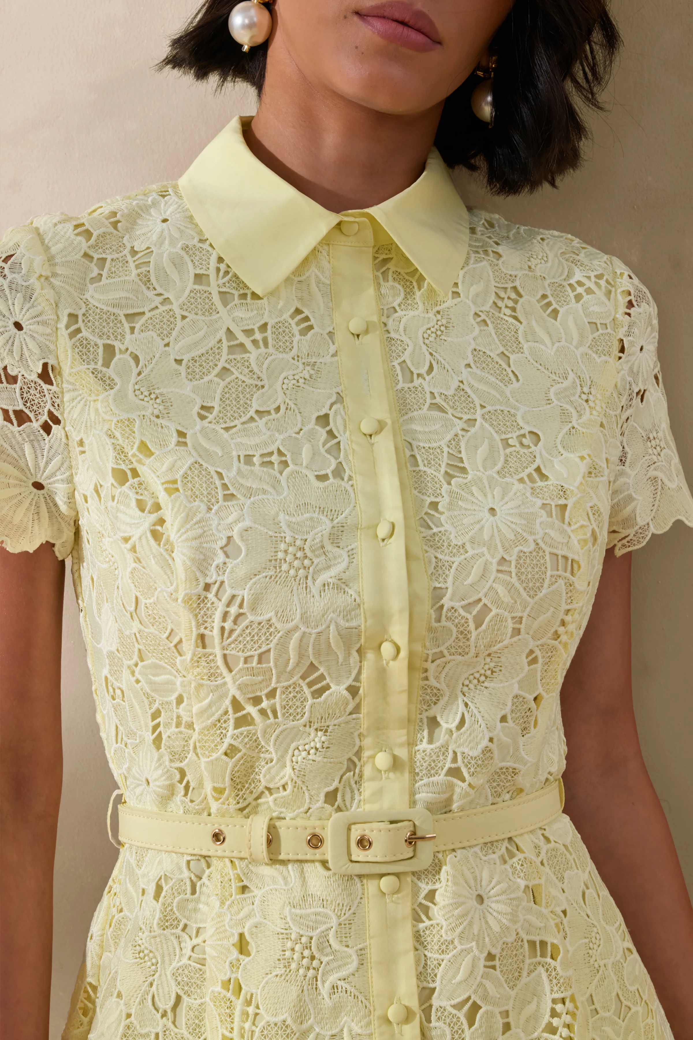 Zalie | Robe mi-longue jaune en dentelle à col montant avec ceinture - Image 5