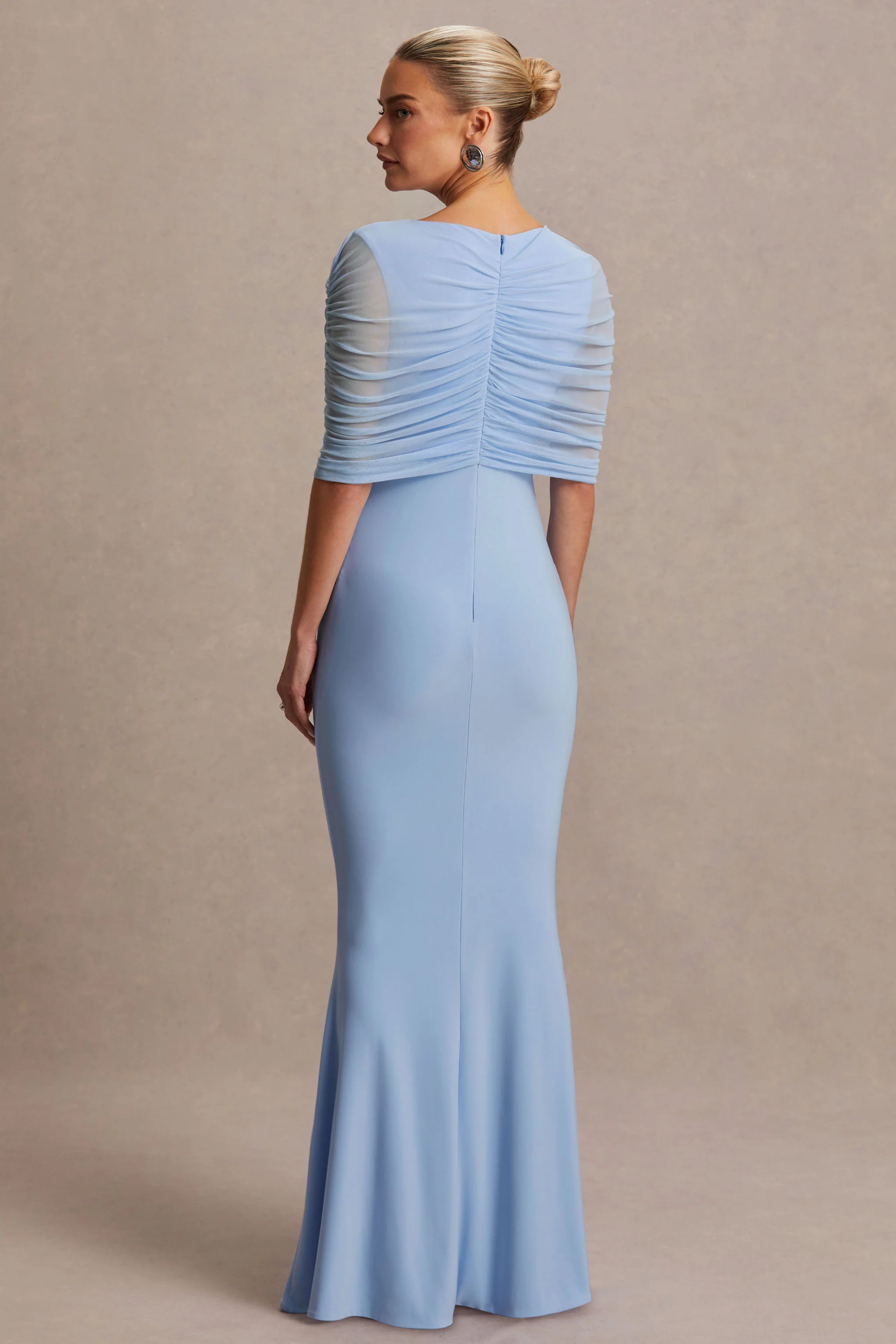 Zaria | Robe longue bleu poudré à col ras-du-cou avec cape en tulle - Image 2