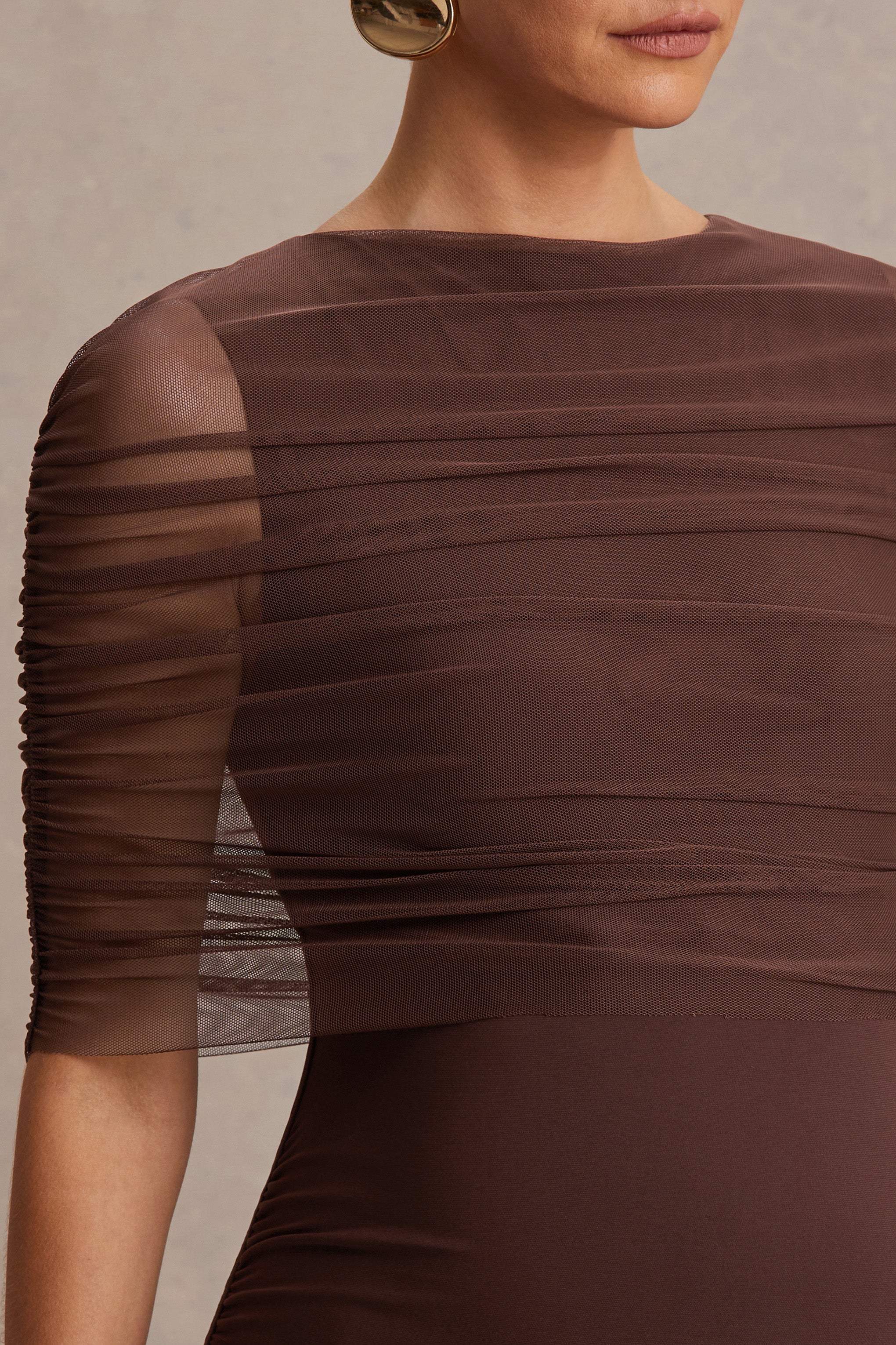 Zaria | Robe longue de maternité marron à encolure ras-du-cou avec cape superposée - Image 3