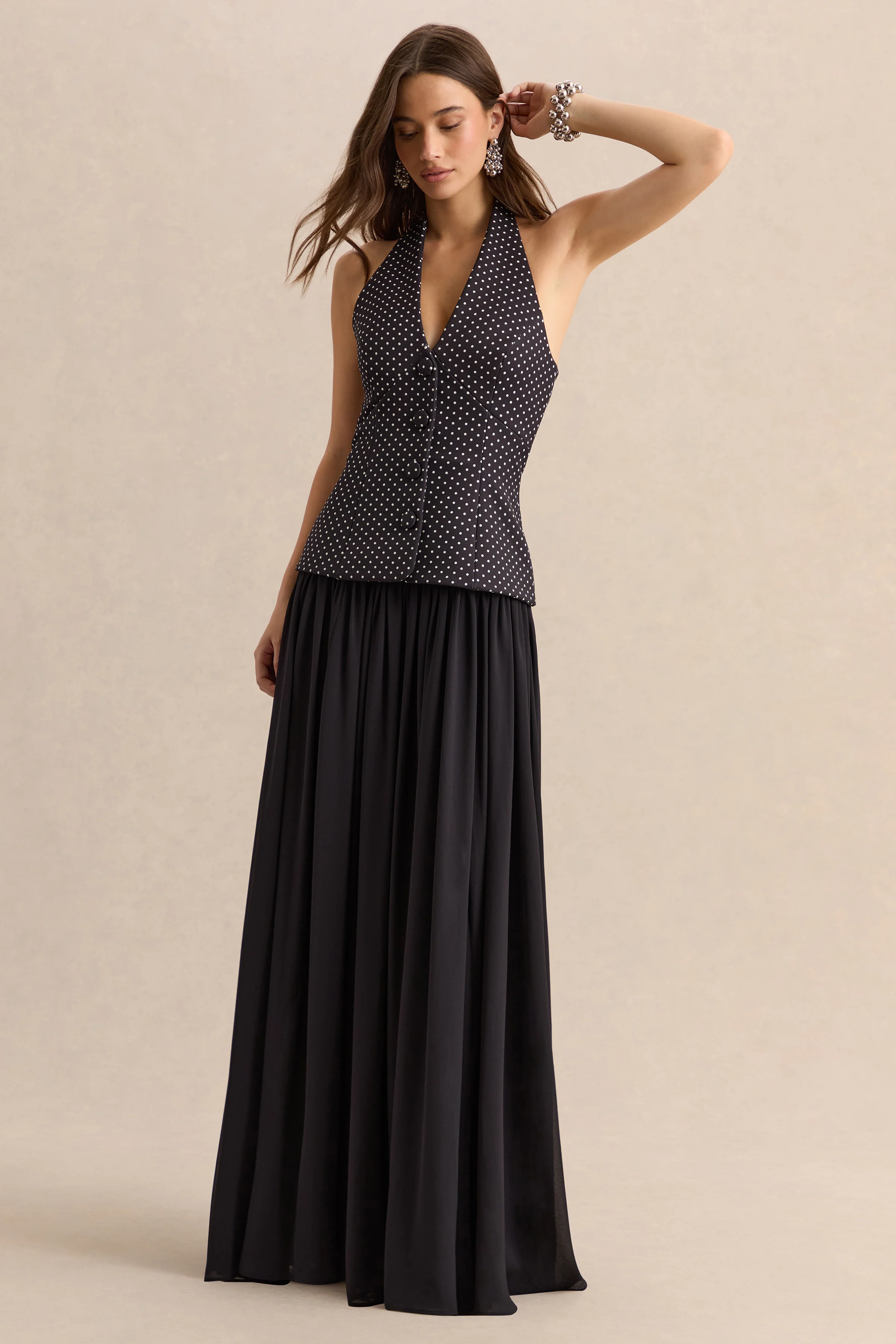 Zarina | Robe longue à décolleté plongeant noire et blanche à pois - Image 7