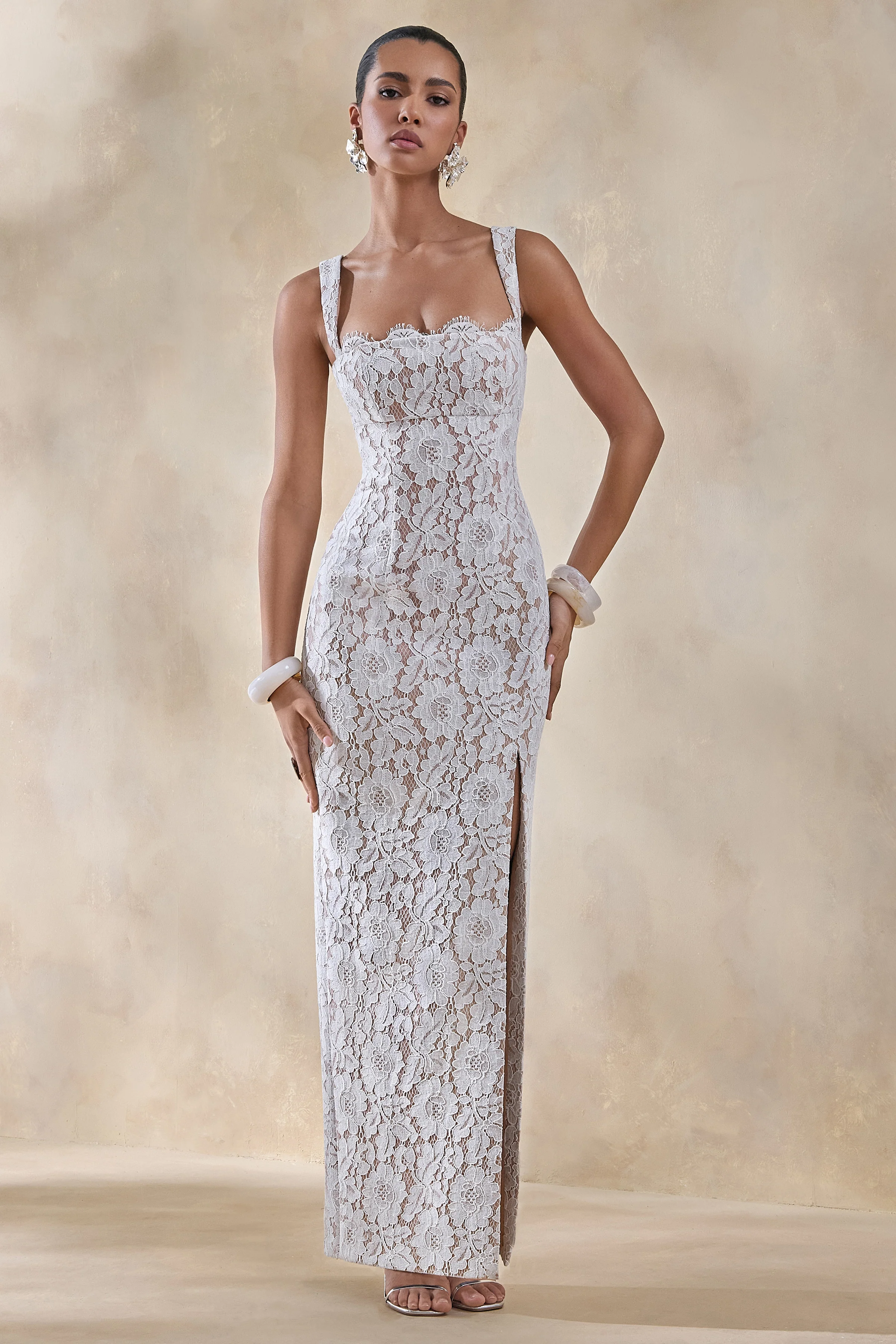 Zarisse | Robe longue en dentelle blanche à encolure carrée - Image 4