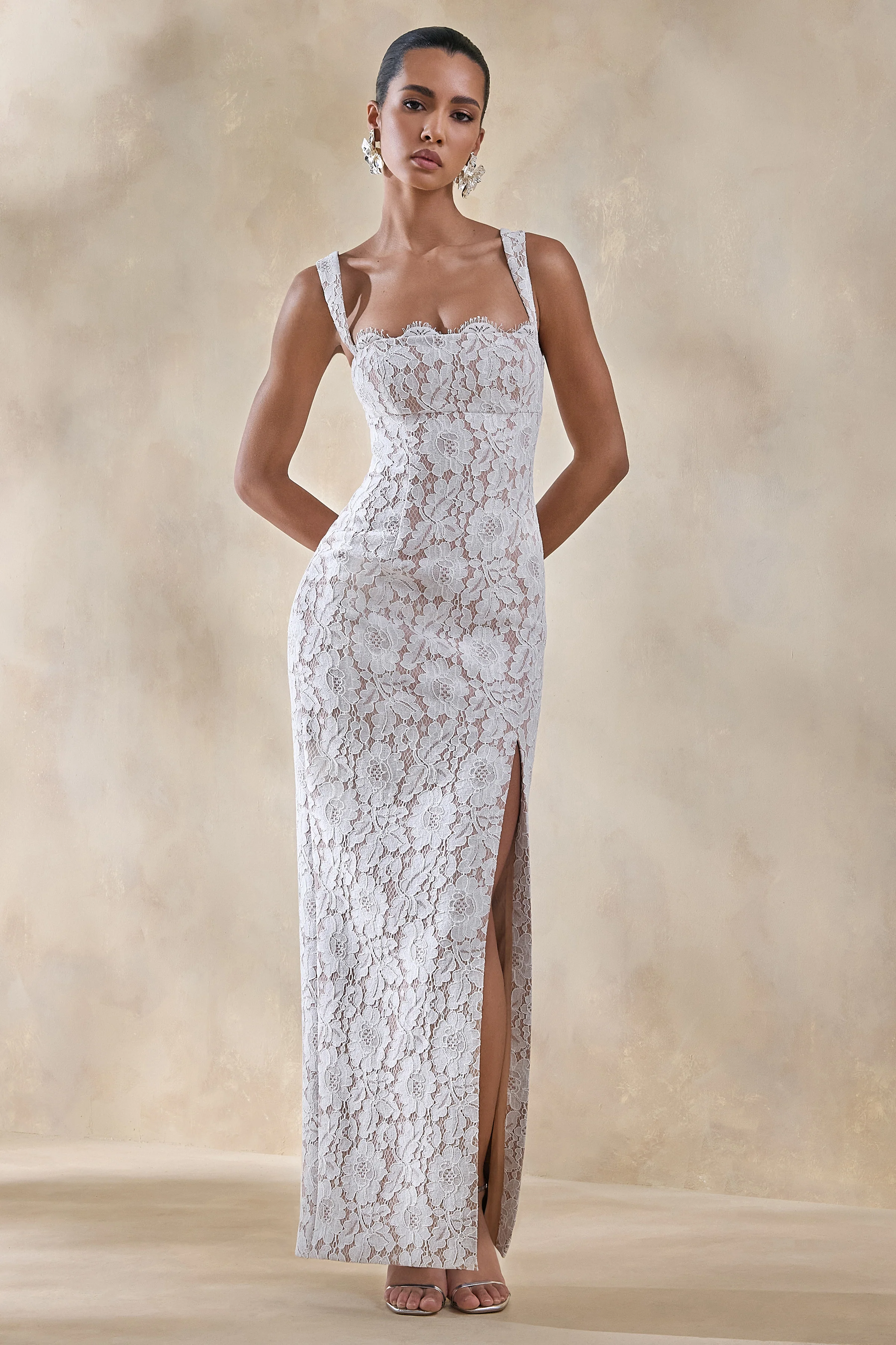 Zarisse | Robe longue en dentelle blanche à encolure carrée - Image 5