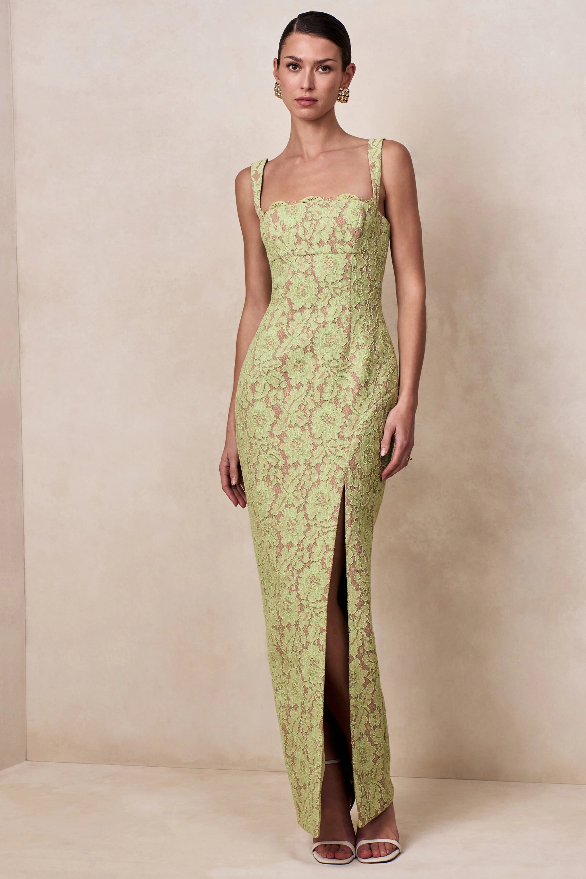 Zarisse | Robe longue en dentelle verte à encolure carrée