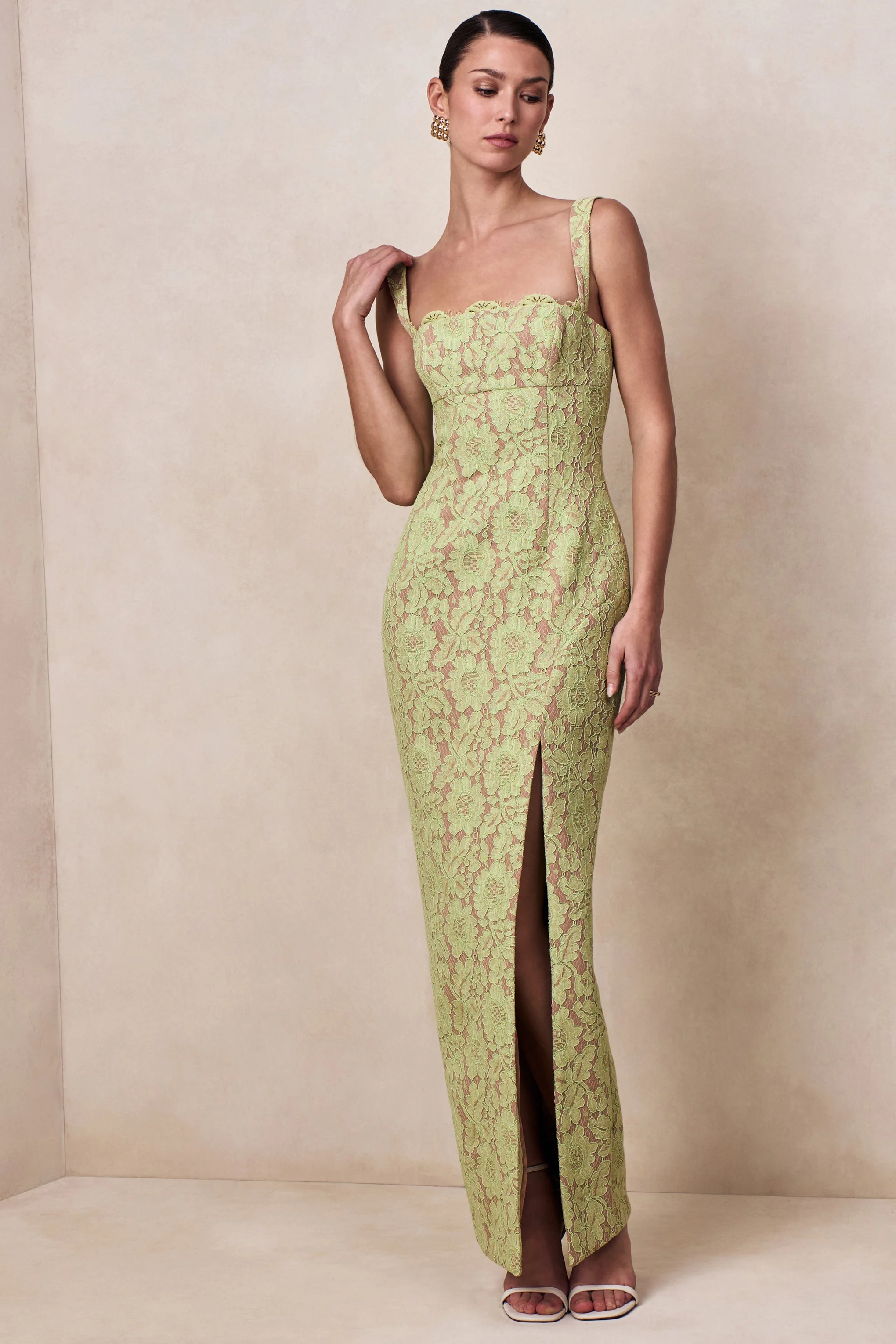 Zarisse | Robe longue en dentelle verte à encolure carrée - Image 4