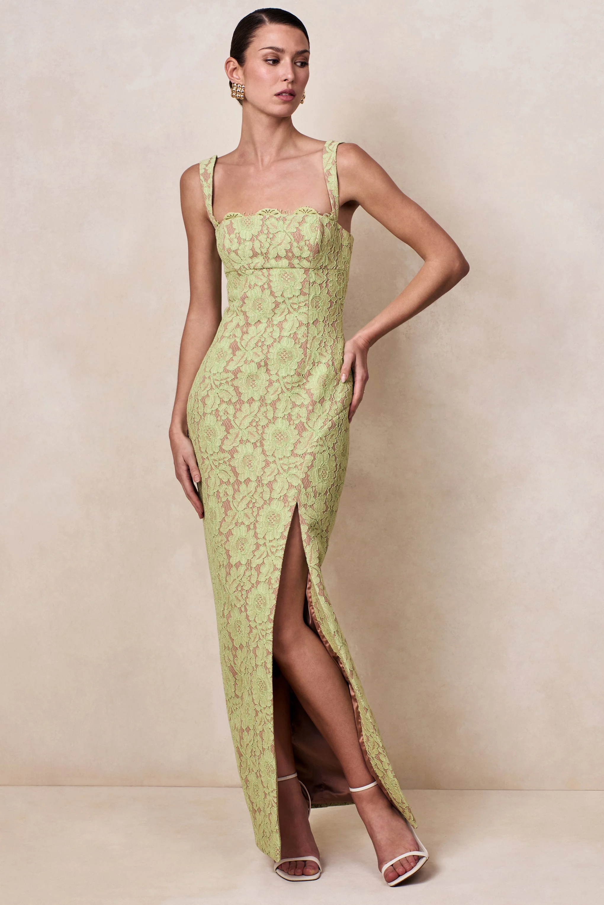 Zarisse | Robe longue en dentelle verte à encolure carrée - Image 5