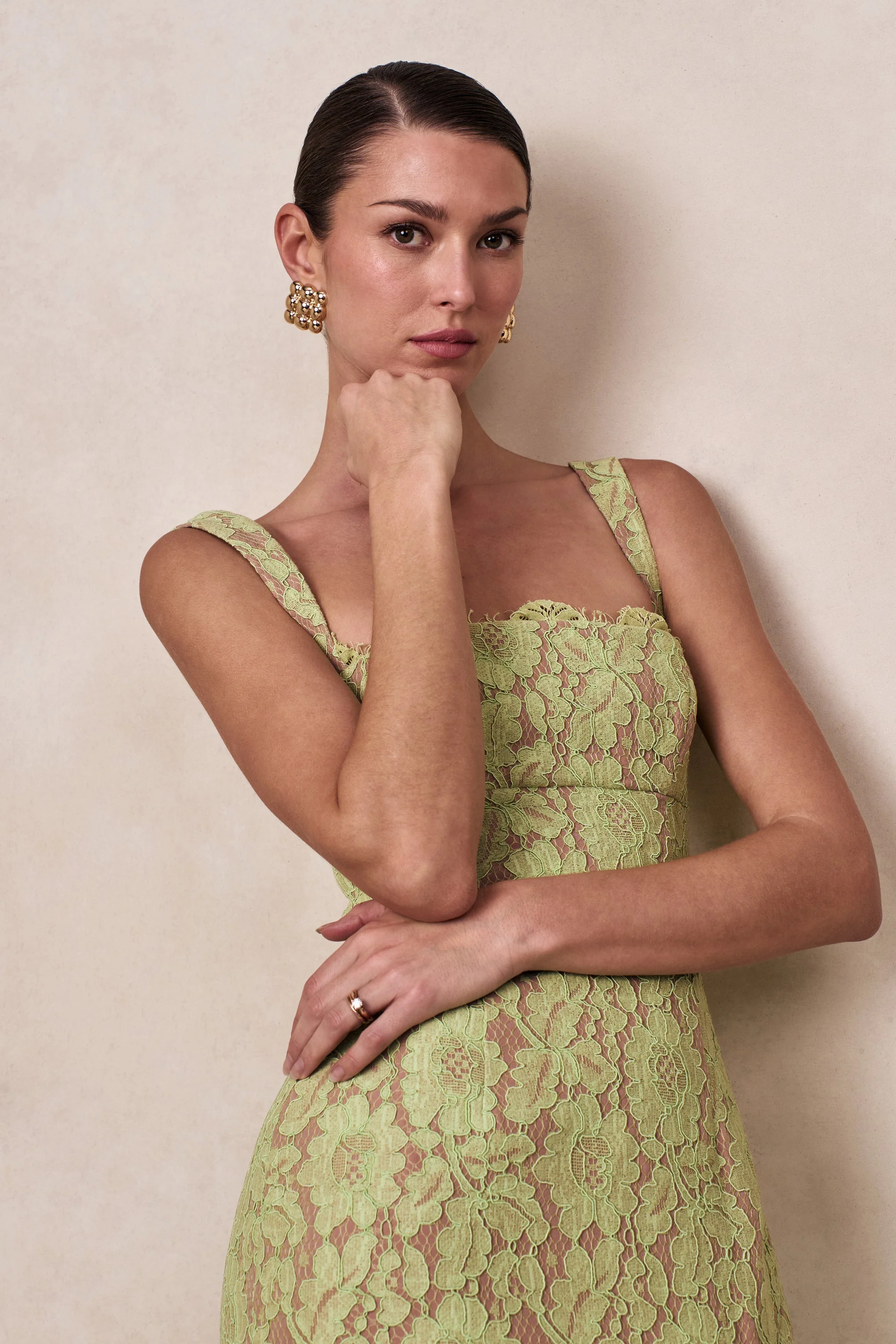 Zarisse | Robe longue en dentelle verte à encolure carrée - Image 7