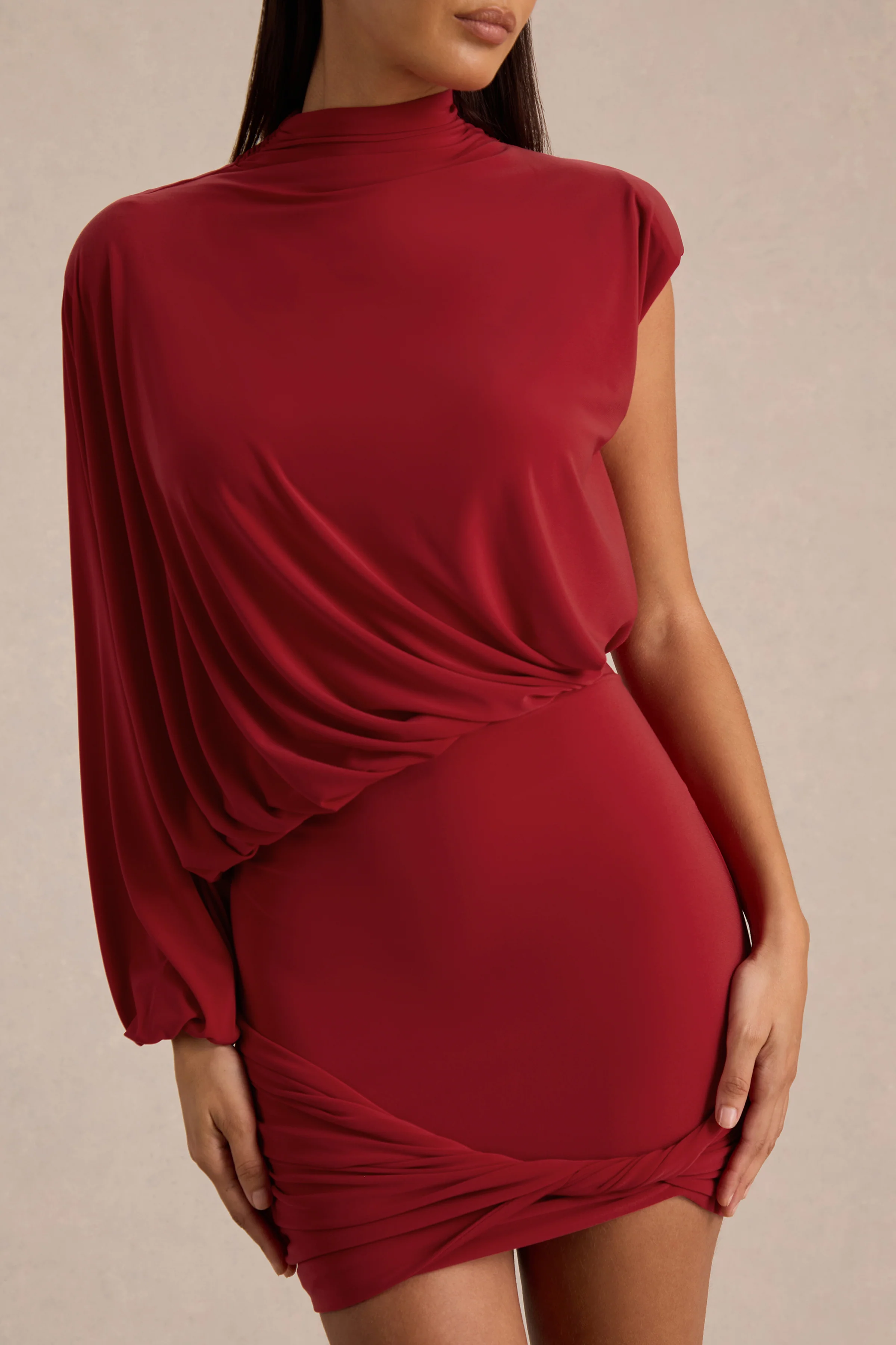 Zelda | Mini-robe rouge à col montant avec une manche longue et détail torsadé - Image 3
