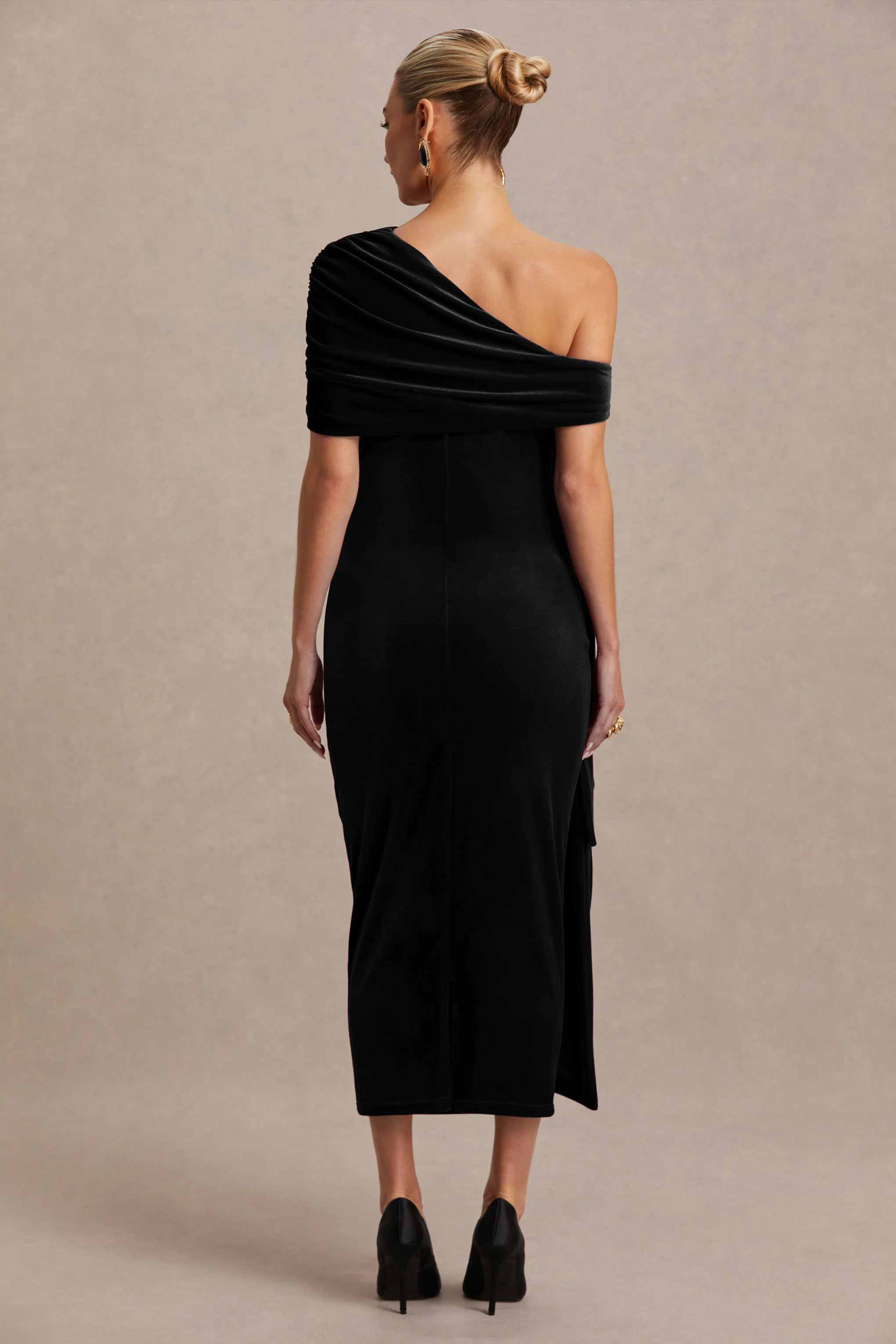 Zena | Robe mi-longue de maternité en velours noir à encolure asymétrique avec détail noué et ceinture - Image 2