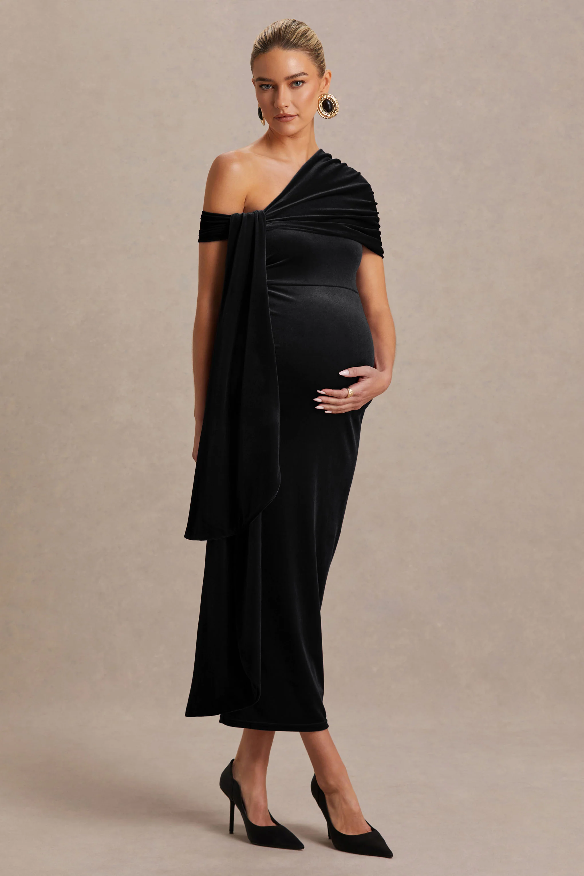 Zena | Robe mi-longue de maternité en velours noir à encolure asymétrique avec détail noué et ceinture - Image 4