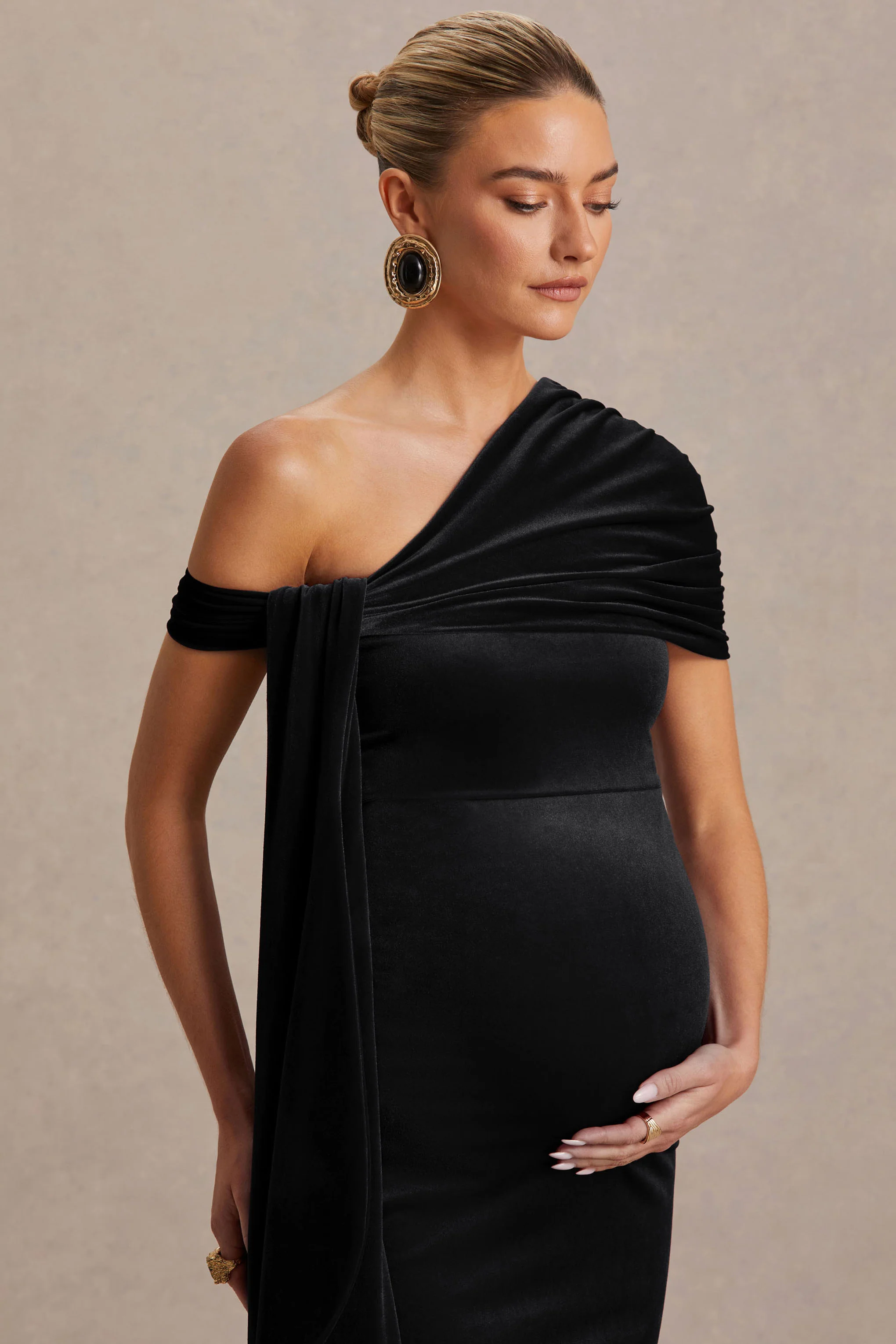Zena | Robe mi-longue de maternité en velours noir à encolure asymétrique avec détail noué et ceinture - Image 6