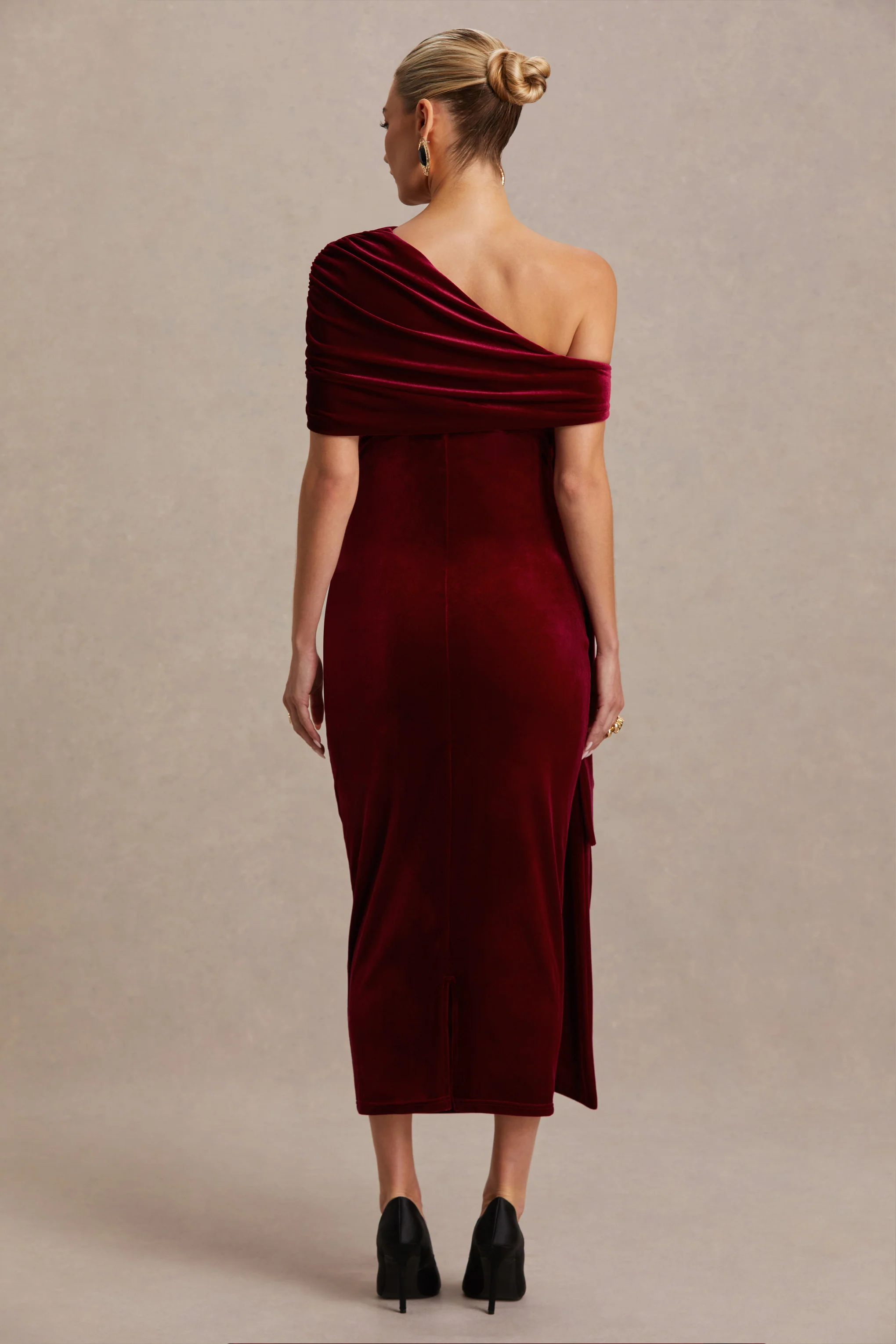 Zena | Robe mi-longue de maternité en velours rouge bordeaux à encolure asymétrique avec détail noué - Image 2