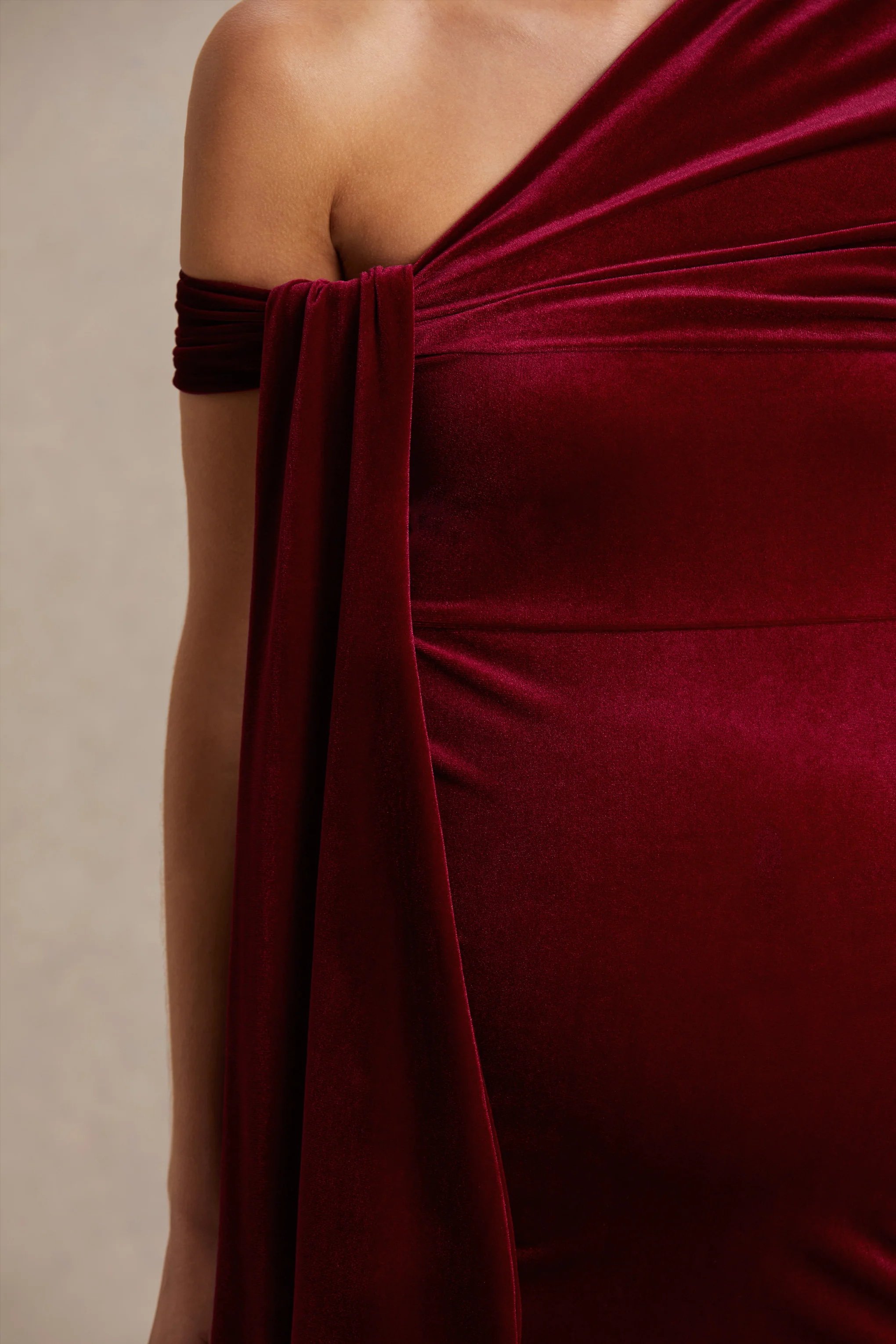 Zena | Robe mi-longue de maternité en velours rouge bordeaux à encolure asymétrique avec détail noué - Image 3
