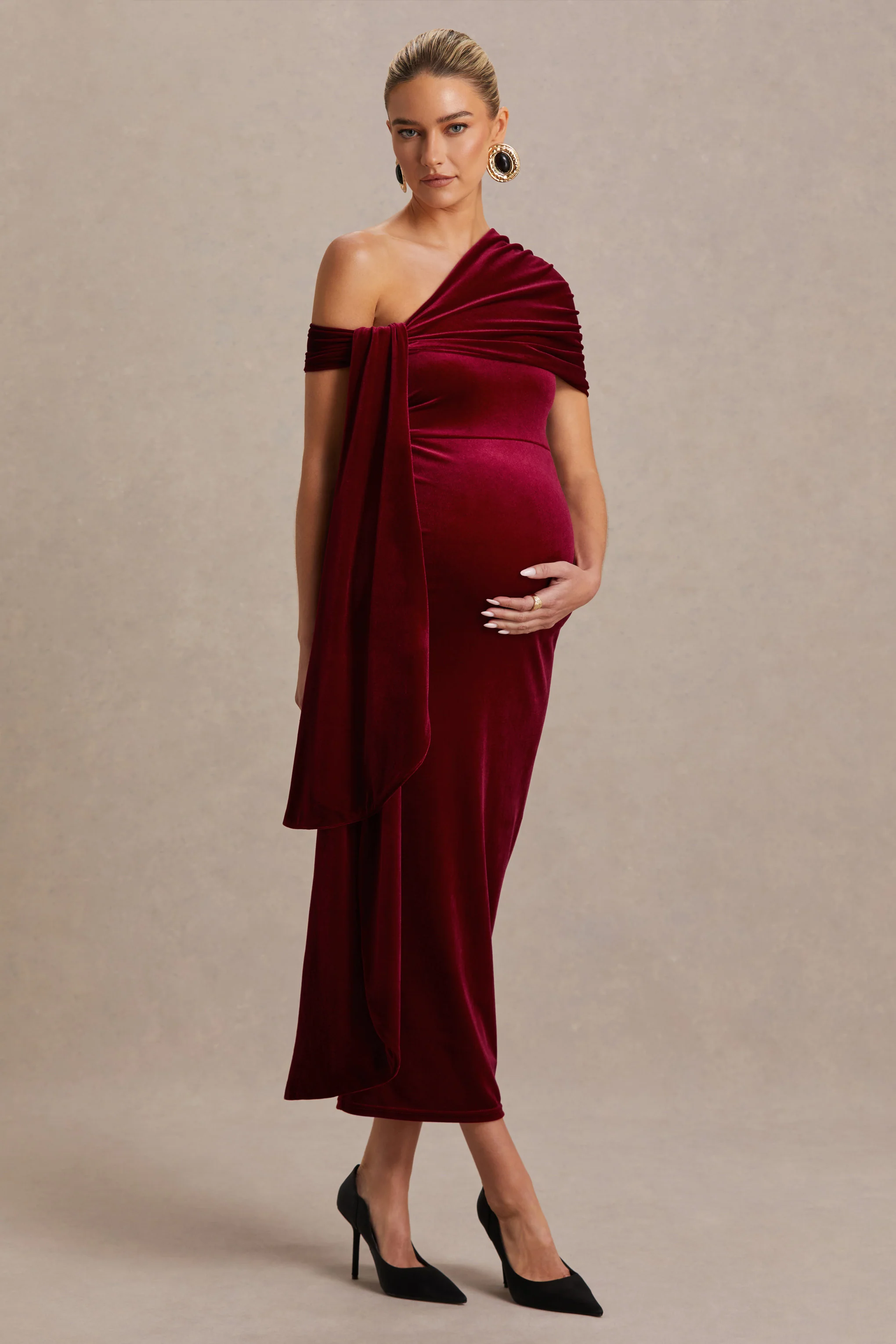 Zena | Robe mi-longue de maternité en velours rouge bordeaux à encolure asymétrique avec détail noué - Image 4