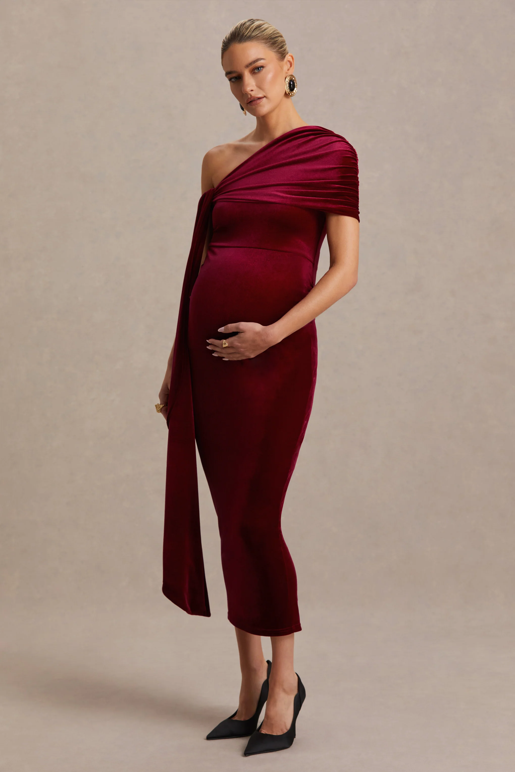 Zena | Robe mi-longue de maternité en velours rouge bordeaux à encolure asymétrique avec détail noué - Image 5