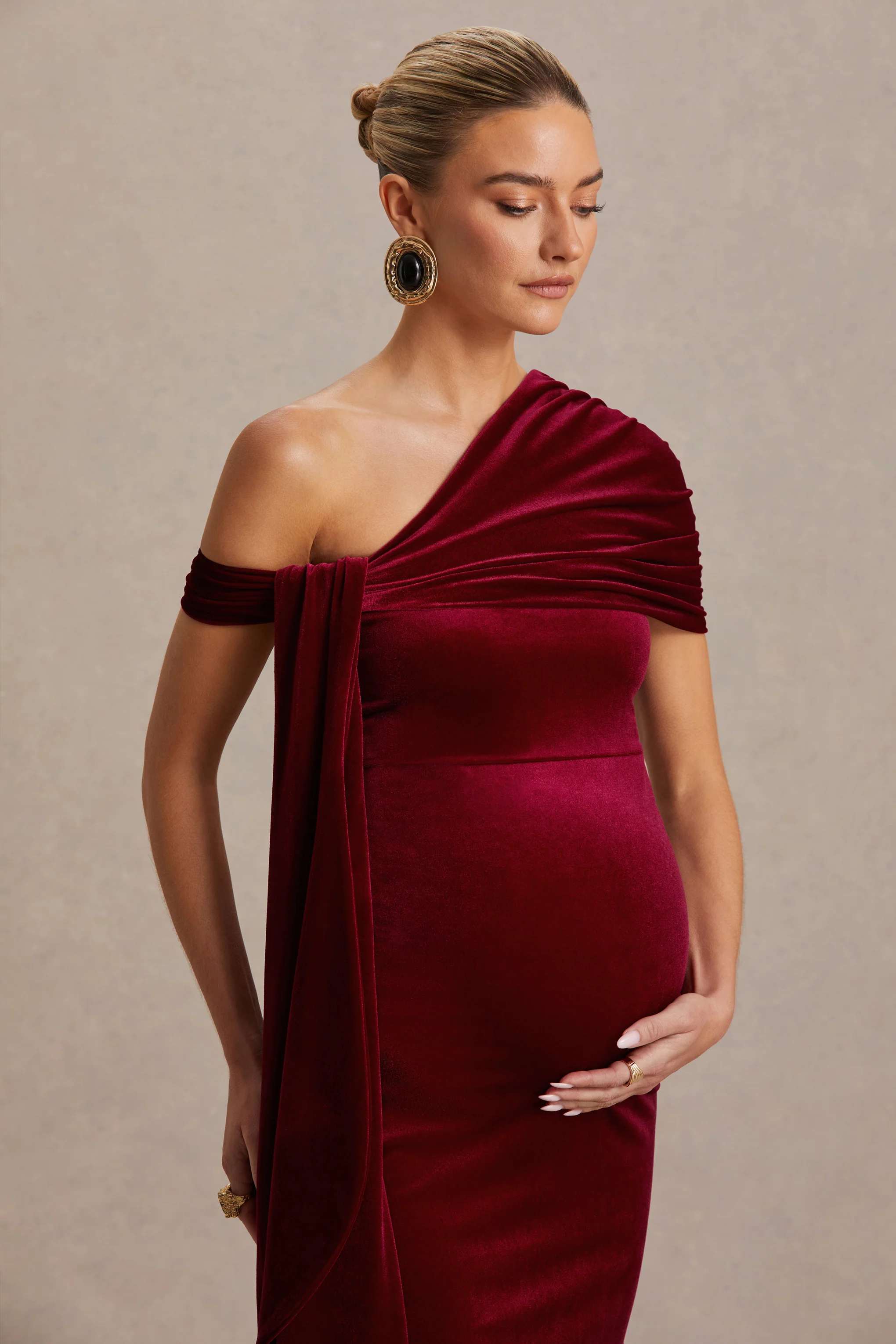 Zena | Robe mi-longue de maternité en velours rouge bordeaux à encolure asymétrique avec détail noué - Image 6
