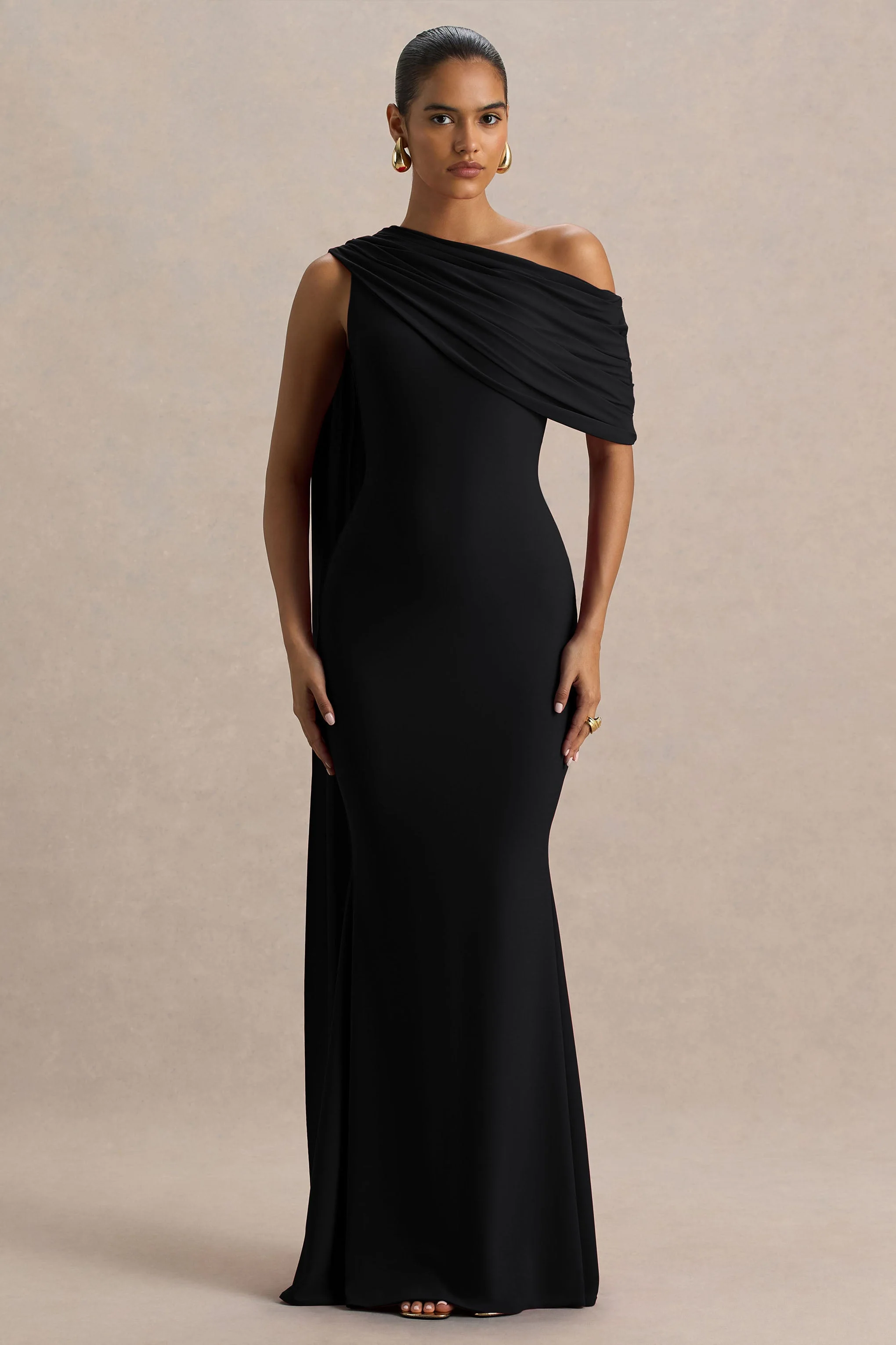 Zendaya | Robe longue noire sirène à décolleté asymétrique avec détail cape - Image 4