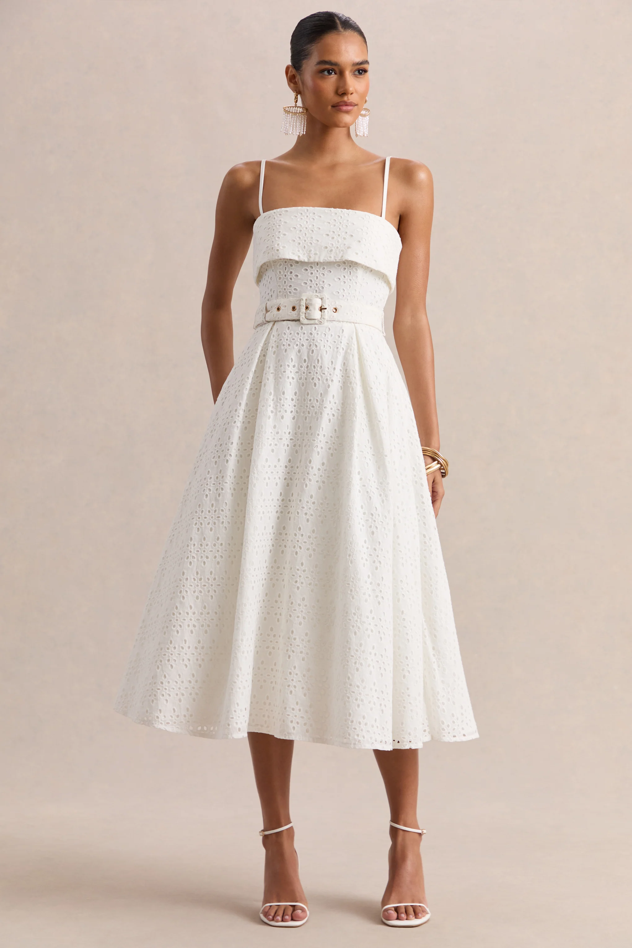 Zoeva | Robe mi-longue en broderie crème à décolleté carré et taille ceinturée