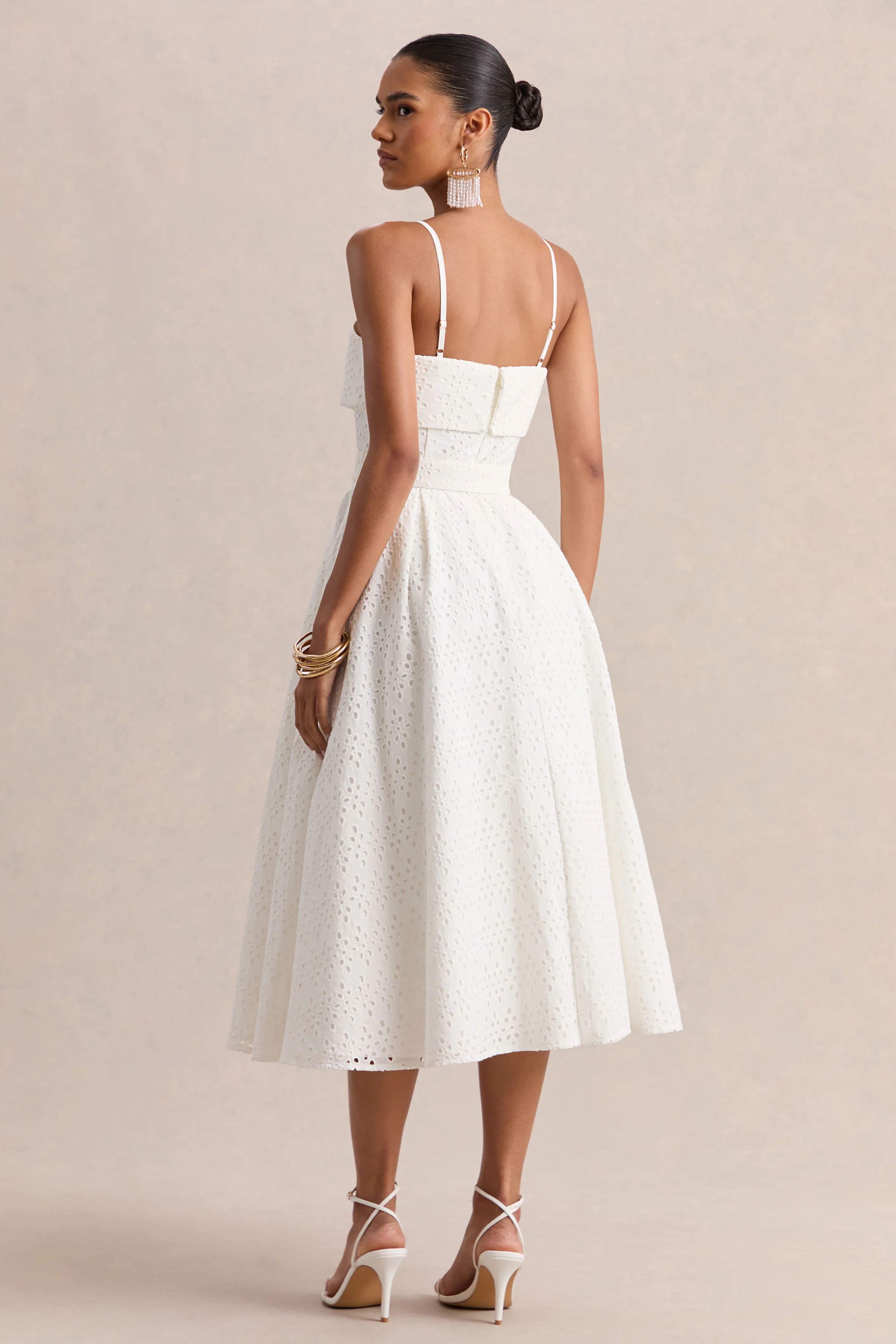 Zoeva | Robe mi-longue en broderie crème à décolleté carré et taille ceinturée - Image 2