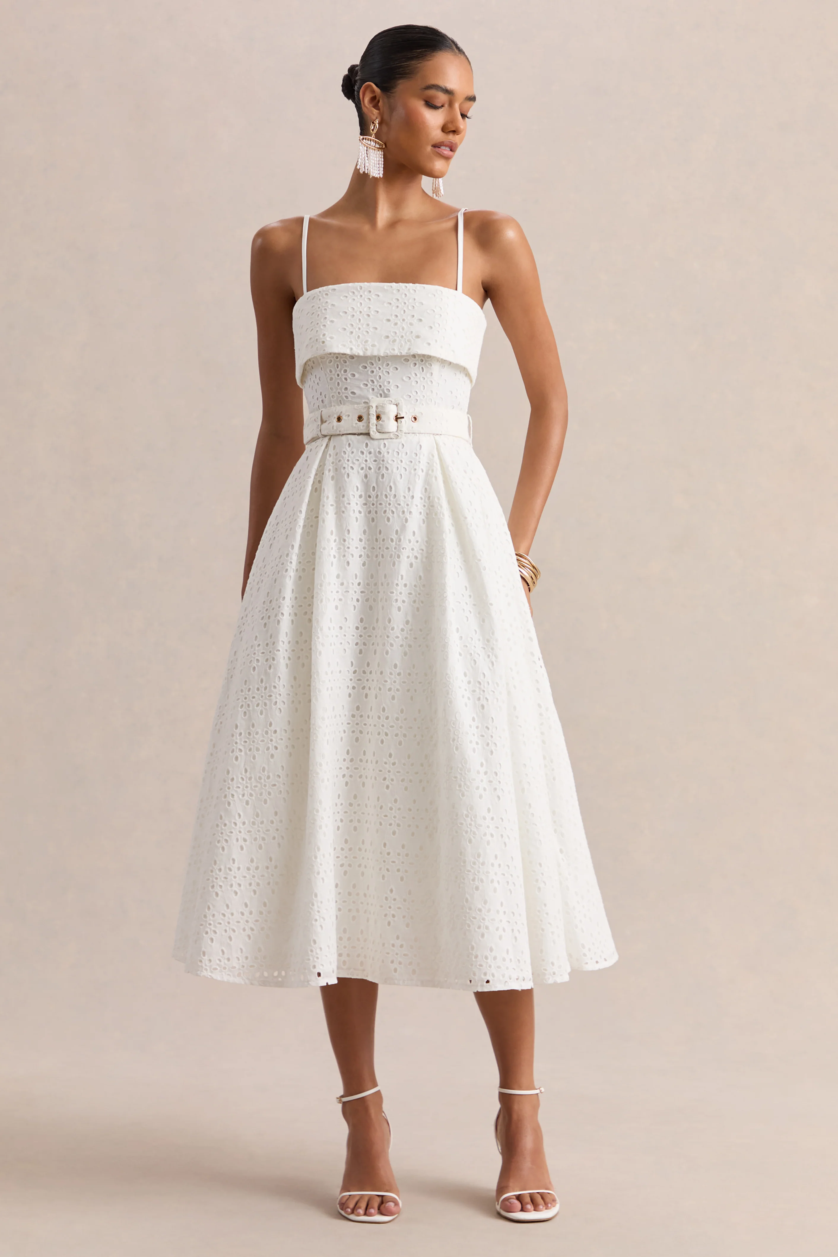 Zoeva | Robe mi-longue en broderie crème à décolleté carré et taille ceinturée - Image 5