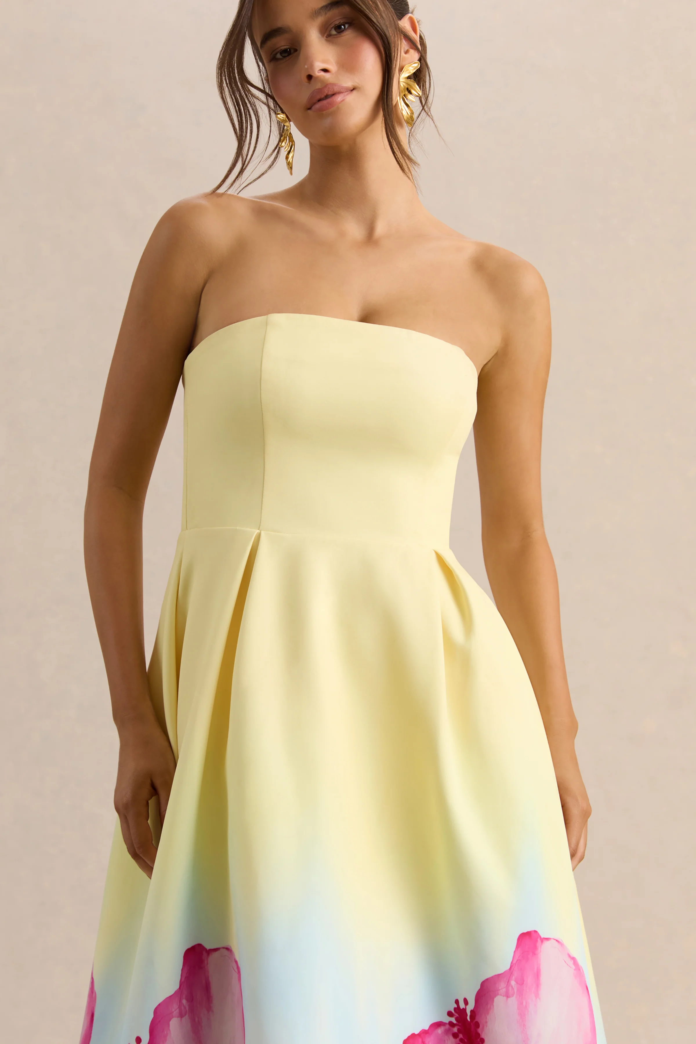 Zoya | Robe mi-longue jaune ombré à imprimé lys et encolure bandeau - Image 3
