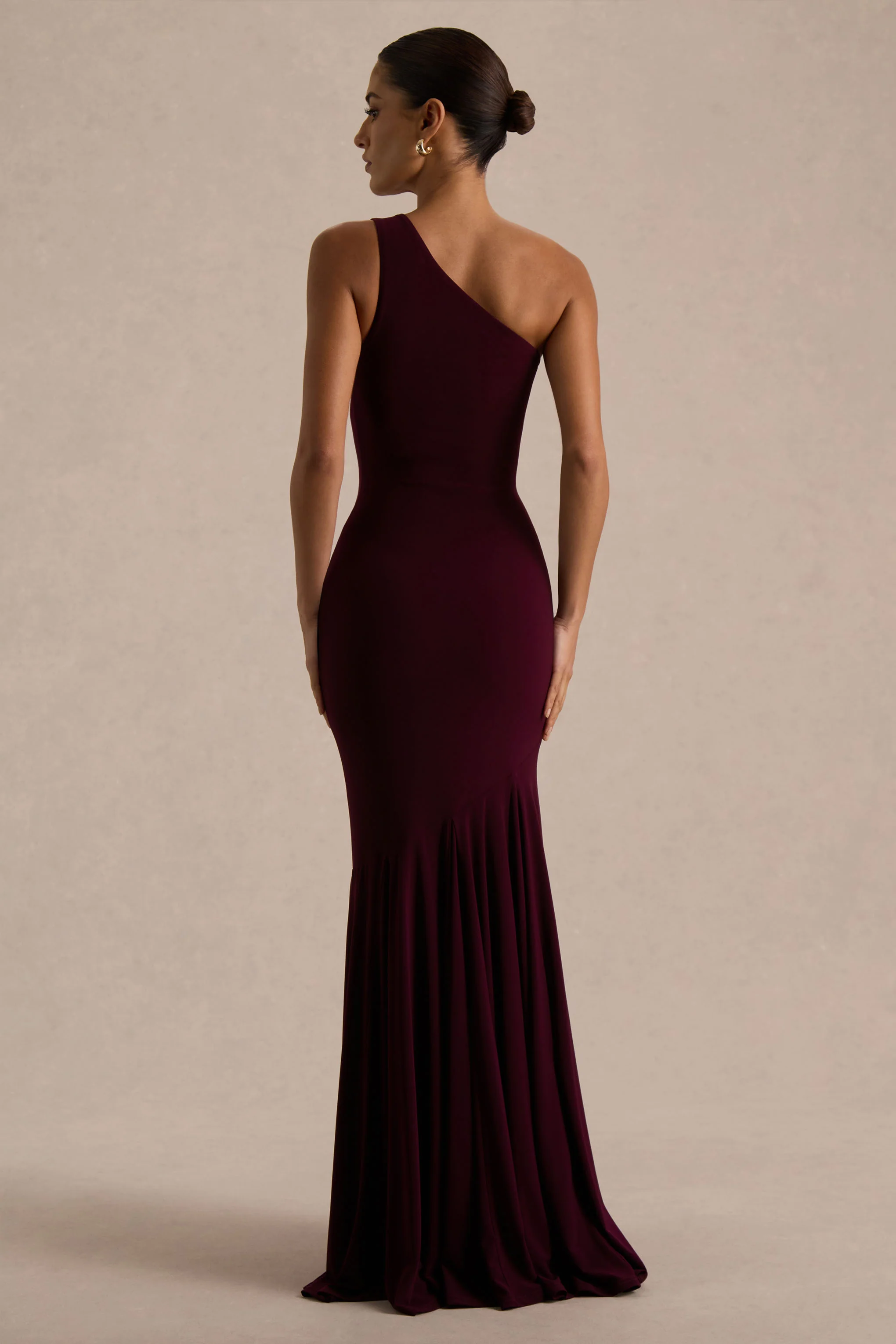 Zya | Robe longue sirène prune foncé à encolure asymétrique - Image 2